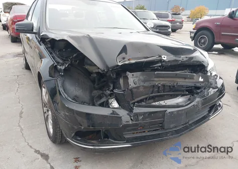 2011 Mercedes-Benz C 300 Luxury z USA, uszkodzony, nr VIN WDDGF5EB8BA467755